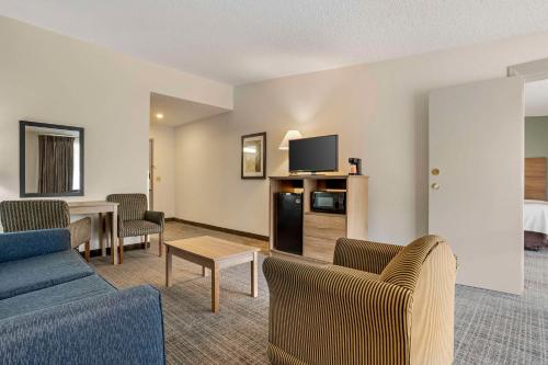 a living room with a couch and a tv at Quality Inn & Suites NRG Park - Medical Center in Houston