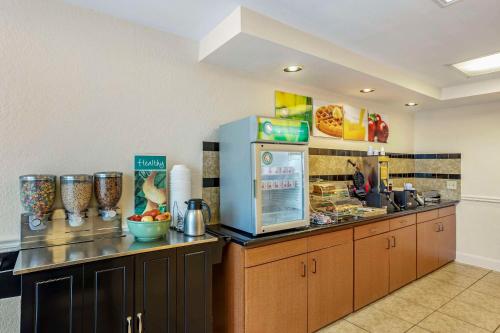 a fast food kitchen with a counter with food at Quality Inn & Suites NRG Park - Medical Center in Houston