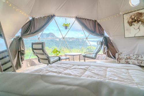 Postel nebo postele na pokoji v ubytování Unique Glamping Experience & Romantic Dome with Nature Escape and River