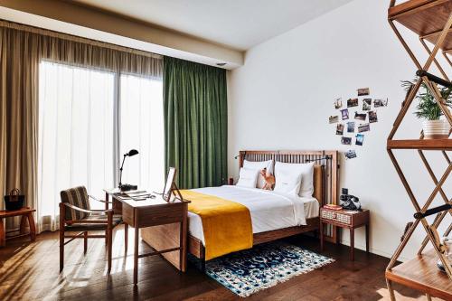 Una cama o camas en una habitación de 25hours Hotel Dubai One Central