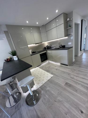 Luxurious 3Bedroom 2 BATH 110 m Apartment Adjoining Hotel Martinez Beachfront photo 19