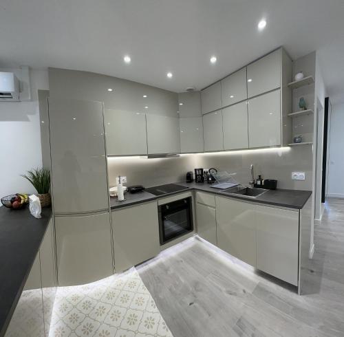 Luxurious 3Bedroom 2 BATH 110 m Apartment Adjoining Hotel Martinez Beachfront photo 18