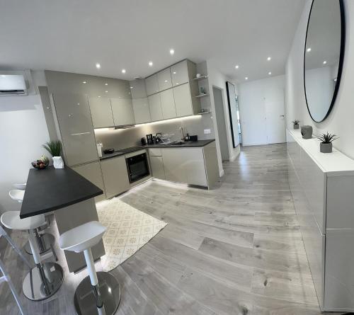 Luxurious 3Bedroom 2 BATH 110 m Apartment Adjoining Hotel Martinez Beachfront photo 13