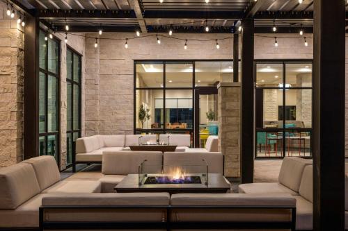Χώρος καθιστικού στο Home2 Suites By Hilton Marina
