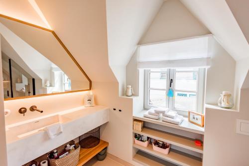 a bathroom with a sink and a mirror at Storchennest in Wyk auf Föhr