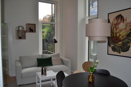 a living room with a couch and a table at Hotel Lille Nyhavn in Skanderborg