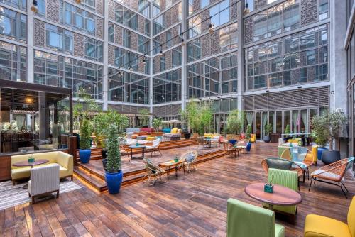 Un lugar para sentarse en 25hours Hotel Dubai One Central