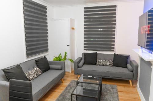 Gallery image of Spacious House - City Centre - Perfect for Contractors & Families - 3 Bed House - Pool Table & Parking! in Reading