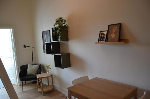 a dining room with a table and a chair at Hotel Lille Nyhavn in Skanderborg