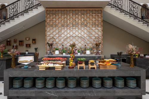 منتجع الحبتور بولو في دبي: بوفيه في مبنى مع أطباق على طاولة