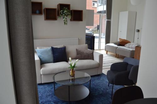 a living room with a couch and a table at Hotel Lille Nyhavn in Skanderborg
