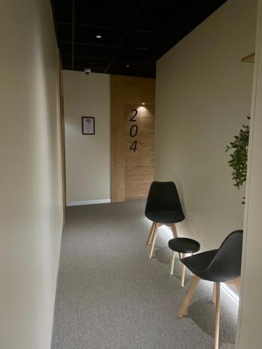 a room with two chairs and a wall with the number eight at Casual Fuentes in Bilbao