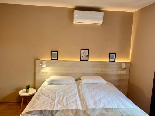 Postel nebo postele na pokoji v ubytování Hotel Avalon Kyustendil