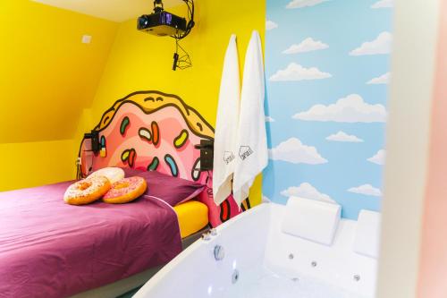 Postel nebo postele na pokoji v ubytování Capsule Springfield - Balnéo -Sauna - Billard