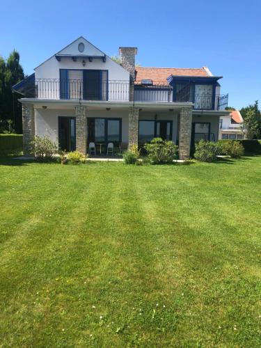 Balatonparti Villa