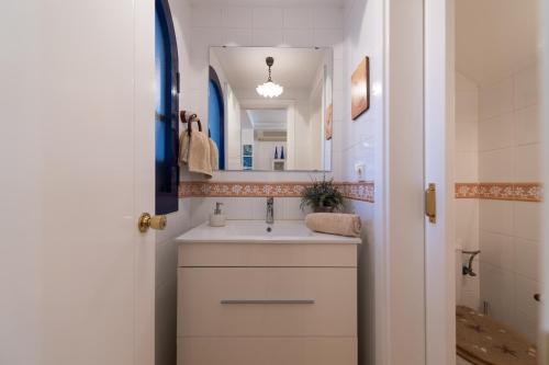 ein Badezimmer mit Waschbecken und Spiegel in der Unterkunft Bahía Meloneras Relax in San Bartolomé de Tirajana