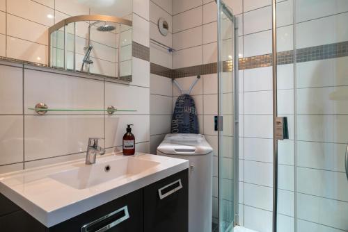 a bathroom with a sink and a toilet at Le Saint-Patern - T3 centre-ville et garage sécurisé in Vannes