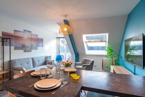 une salle à manger avec une table en bois et une salle à manger dans l'établissement Le Saint-Patern - T3 centre-ville et garage sécurisé, à Vannes