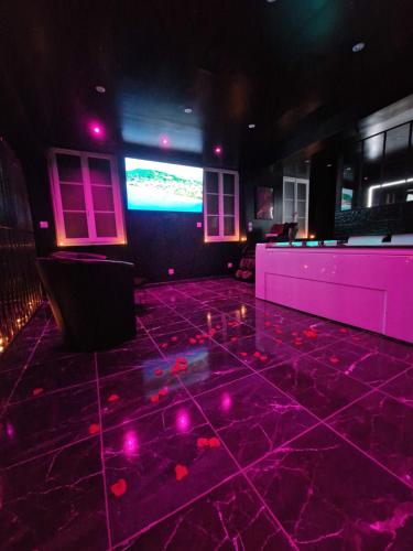 Φωτογραφία από το άλμπουμ του Suite Coquine avec jacuzzi YaoSpa60 σε Laigneville