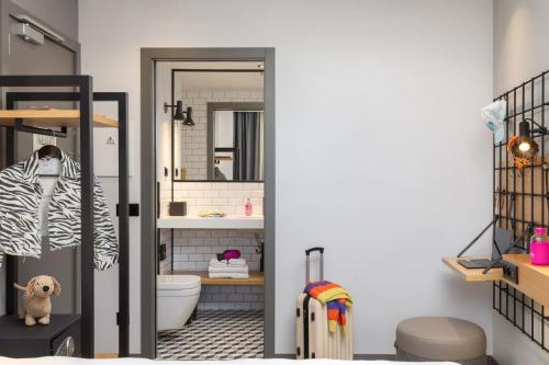 Ένα μπάνιο στο Moxy Lisbon City