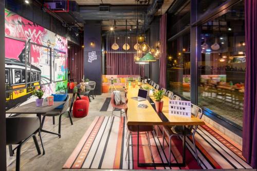 Χώρος καθιστικού στο Moxy Lisbon City