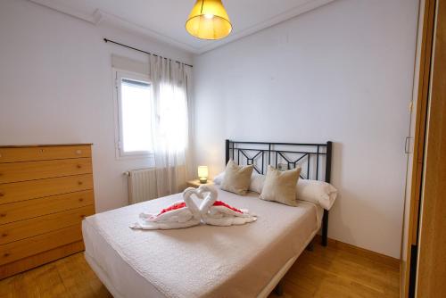 ein Schlafzimmer mit zwei Schwänen auf einem Bett in der Unterkunft Cuencaloft La Casa de Fernando in Cuenca