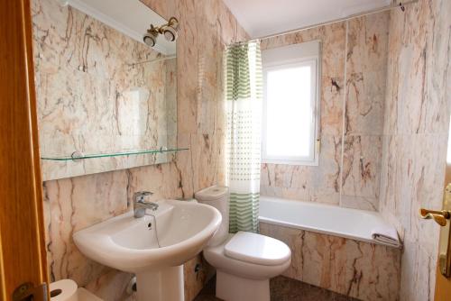 ein Badezimmer mit Waschbecken, Toilette und Badewanne in der Unterkunft Cuencaloft La Casa de Fernando in Cuenca