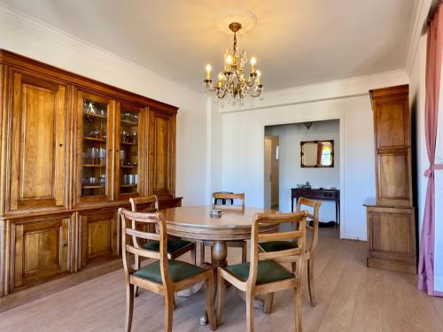 une salle à manger avec une table et des chaises en bois dans l'établissement Horizon By SCLS Locations, à Cannes