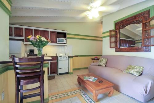 uma sala de estar com um sofá e uma mesa em Mary's Boon Beach Plantation Resort & Spa em Simpson Bay