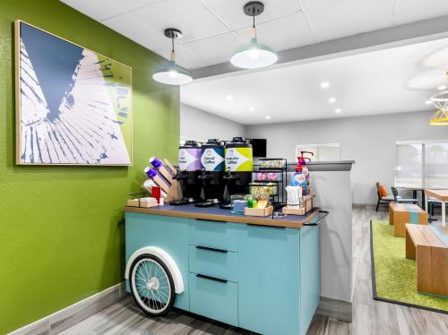 a coffee shop with a cart in a room at Spark by Hilton Augusta in Augusta
