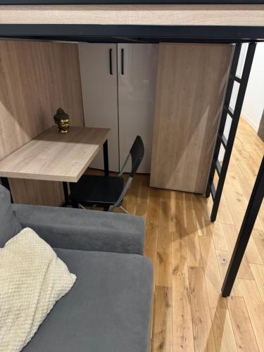 un salon avec une table et un canapé dans l'établissement Appartement Paris 13, à Paris