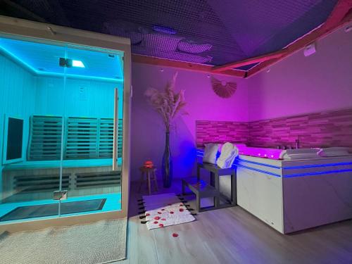 a bathroom with pink and purple walls and a shower at L'Écrin d'Azurite in Saint-Clair-sur-les-Monts