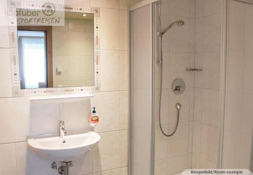 A bathroom at Alpenperle