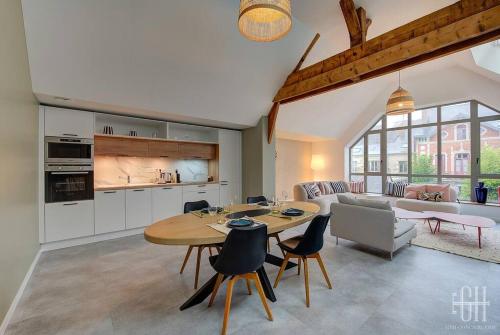 une cuisine et un salon avec une table et des chaises dans l'établissement Jeanne - Château d'Amboise, à Amboise