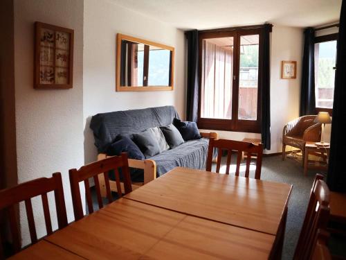 un salon avec un canapé et une table dans l'établissement Duplex 8 pers, exposé sud, terrasse, 6ème étage, proche pistes, bien équipé - FR-1-322-106, aux Orres