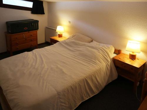 - une chambre avec un lit blanc et 2 lampes sur les tables dans l'établissement Duplex 8 pers, exposé sud, terrasse, 6ème étage, proche pistes, bien équipé - FR-1-322-106, aux Orres