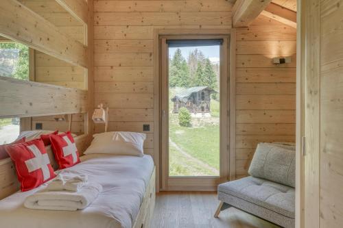 a bedroom with a bed and a window at Chalet Monte Bianco I Luxe I Bain nordique I Sauna in Combloux