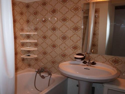 a bathroom with a sink and a toilet and a tub at Studio cosy Les Orres, 300m commerces, 150m remontée, parking, animaux admis - FR-1-322-271 in Les Orres