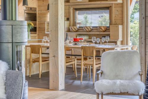a dining room with a table with wine glasses at Chalet Monte Bianco I Luxe I Bain nordique I Sauna in Combloux