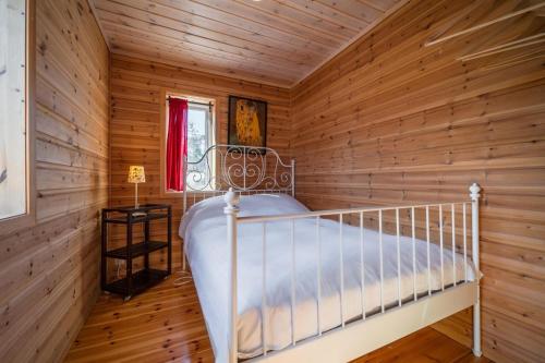 Ένα ή περισσότερα κρεβάτια σε δωμάτιο στο Lakehouse - 14p - With Sauna & By the Water