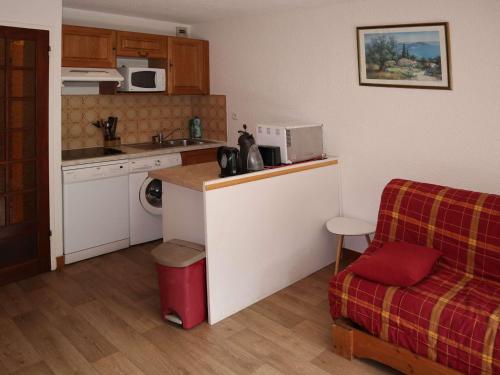- une cuisine avec un comptoir, un four micro-ondes et un canapé dans l'établissement Studio cosy 4 pers, balcon sud, accès rapide aux pistes, équipements complets (LV, LL), box à skis - FR-1-322-389, aux Orres