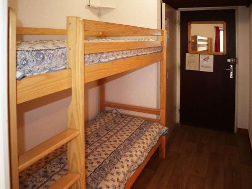 quelques lits superposés dans une chambre dans l'établissement Studio cosy 4 pers, balcon sud, accès rapide aux pistes, équipements complets (LV, LL), box à skis - FR-1-322-389, aux Orres