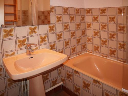 une salle de bain avec un lavabo et une baignoire dans l'établissement Studio cosy 4 pers, balcon sud, accès rapide aux pistes, équipements complets (LV, LL), box à skis - FR-1-322-389, aux Orres