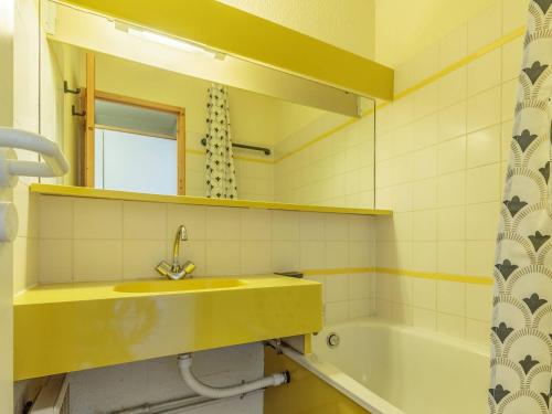 une salle de bain avec un lavabo, un miroir et une baignoire dans l'établissement Appartement cosy 4 pers, balcon Mont Blanc, à 100m des pistes - FR-1-353-108, à La Plagne Tarentaise