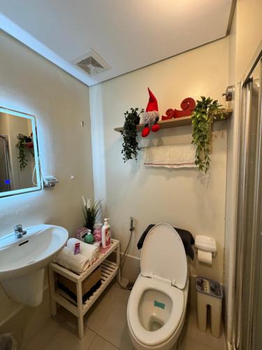 Koupelna v ubytování Cozy 1BR Netflix & Alexa w Balcony Free Pool