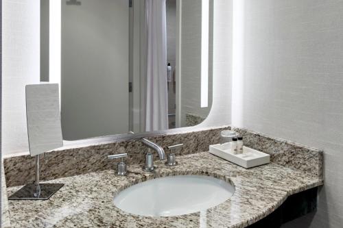 Un baño de Delta Hotels by Marriott Toledo