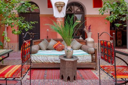 Ein Sitzbereich in der Unterkunft Riad Losra