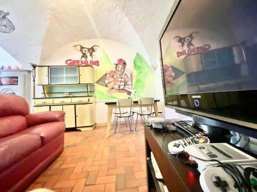 Il comprend un salon avec une cuisine et une télévision à grand écran. dans l'établissement -Retour vers le futur- EVG,EVJF,fêtes bienvenues!, à La Mure