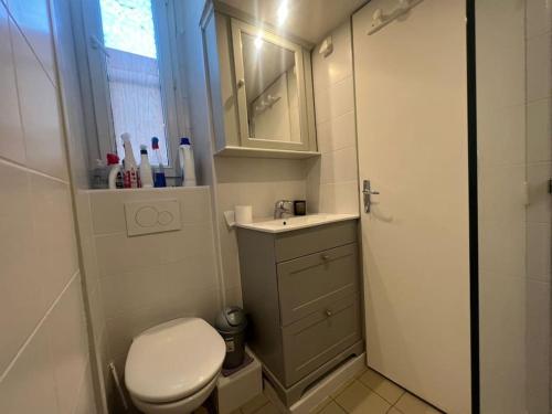 une petite salle de bain avec toilettes et lavabo dans l'établissement Studio Mezza 2 Voyageurs Bastille, à Paris