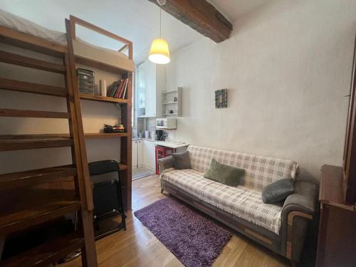 - un salon avec un canapé et des lits superposés dans l'établissement Studio Mezza 2 Voyageurs Bastille, à Paris